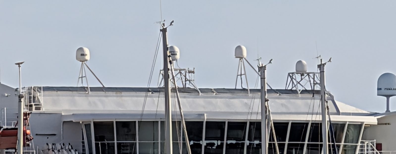 /images/frigos-starlink/radomes-satcom.jpg